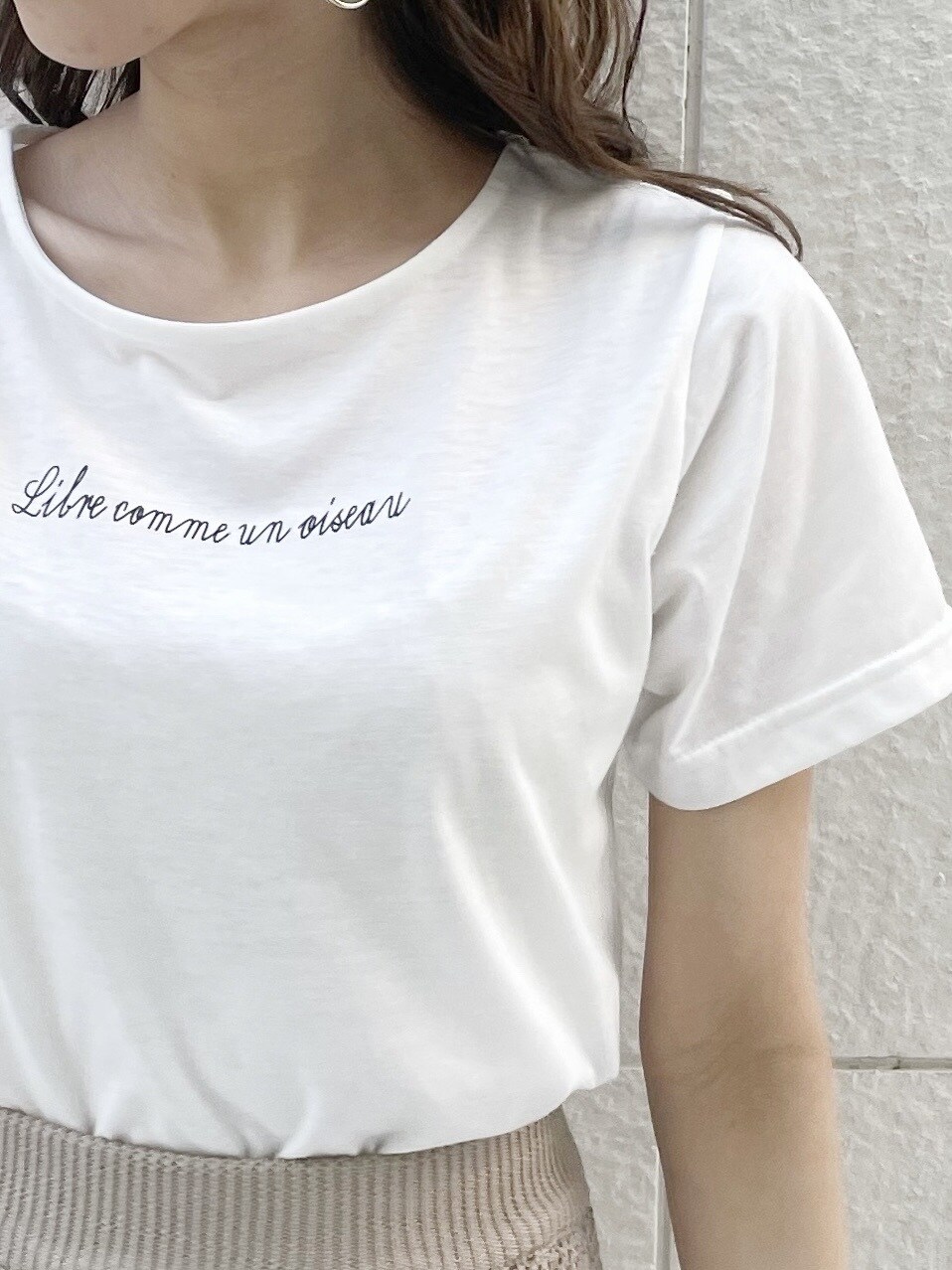 イエロー系のサンダル、ホワイト系のTシャツ/カットソー、ホワイト系のシャツ/ブラウスを着用したレディースの春コーディネートの9枚目の写真