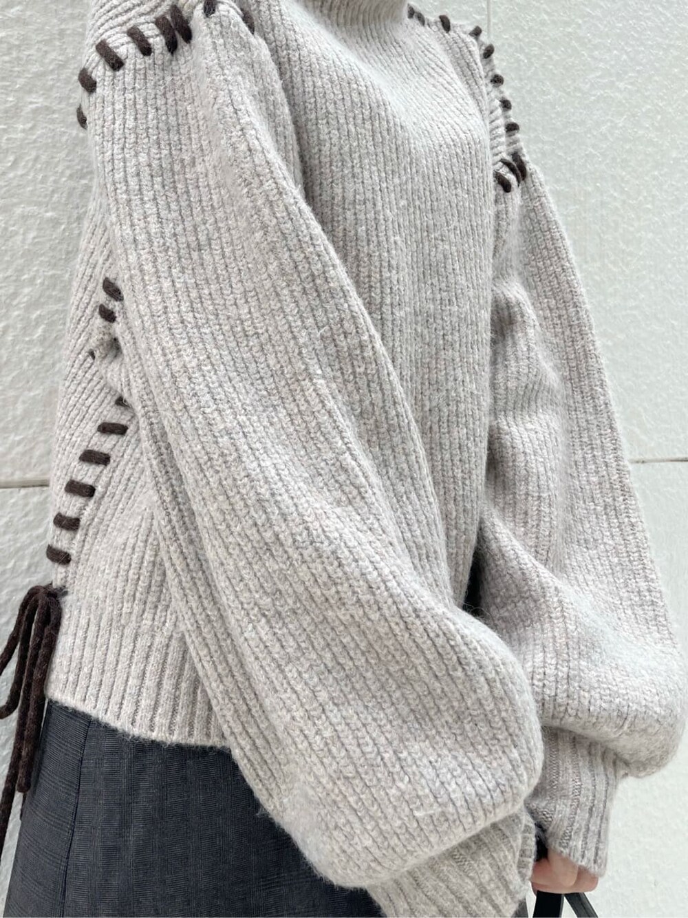 ブラック系のショルダーバッグ、グレー系のその他パンツ、ブラック系のブーツを着用したレディースの冬コーディネートの5枚目の写真