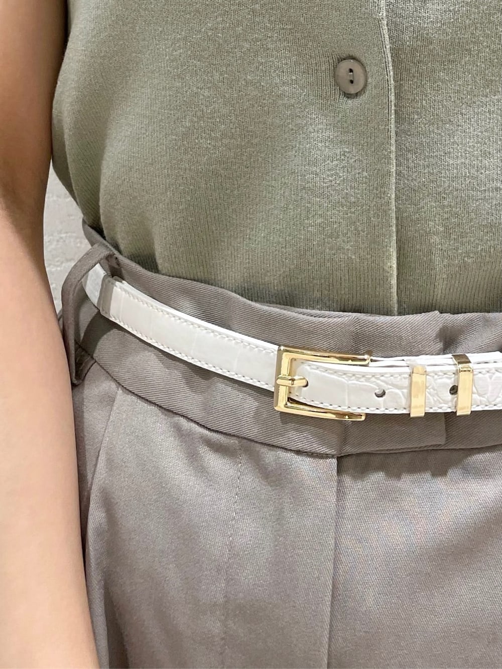 グレー系のその他パンツ、ホワイト系のハンドバッグ、グリーン系のニット/セーターを着用したレディースの夏コーディネートの8枚目の写真