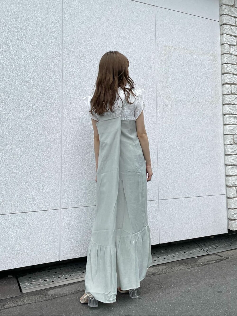 ホワイト系のシャツ/ブラウス、グリーン系のワンピース、その他のサンダルを着用したレディースの夏コーディネートの3枚目の写真