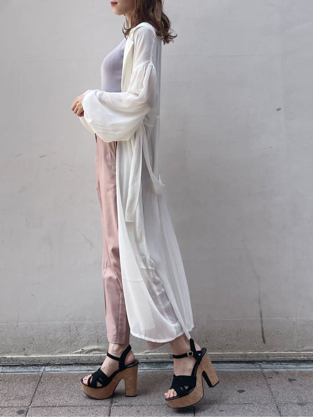 ブラック系のサンダル、ホワイト系のシャツ/ブラウス、パープル系のニット/セーターを着用したレディースの春コーディネートの3枚目の写真