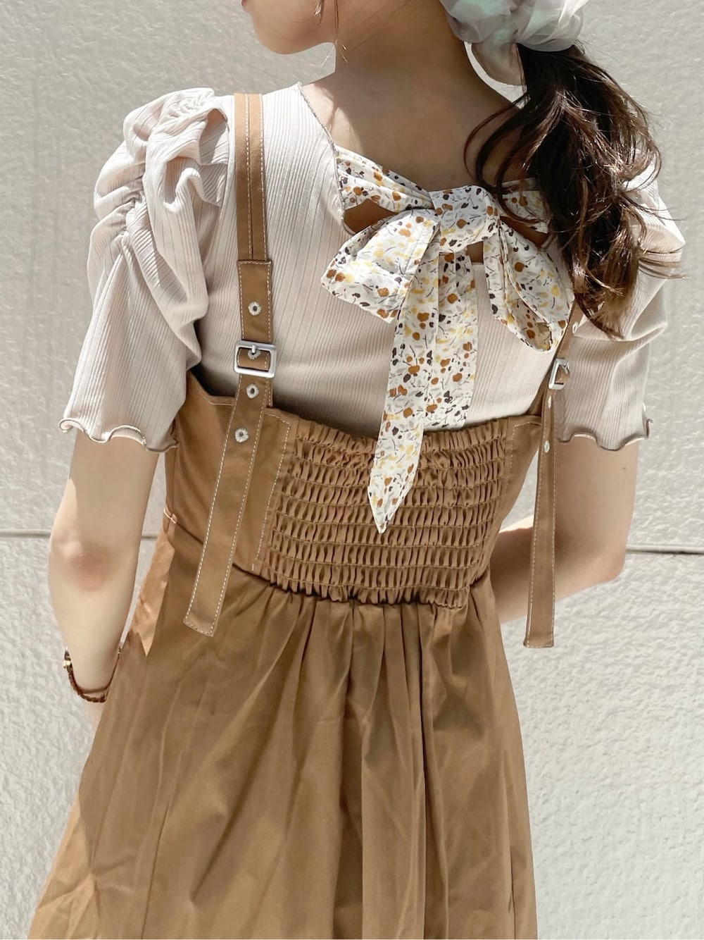 ブラウン系のワンピース、その他のサンダル、ホワイト系のTシャツ/カットソーを着用したレディースの夏コーディネートの7枚目の写真