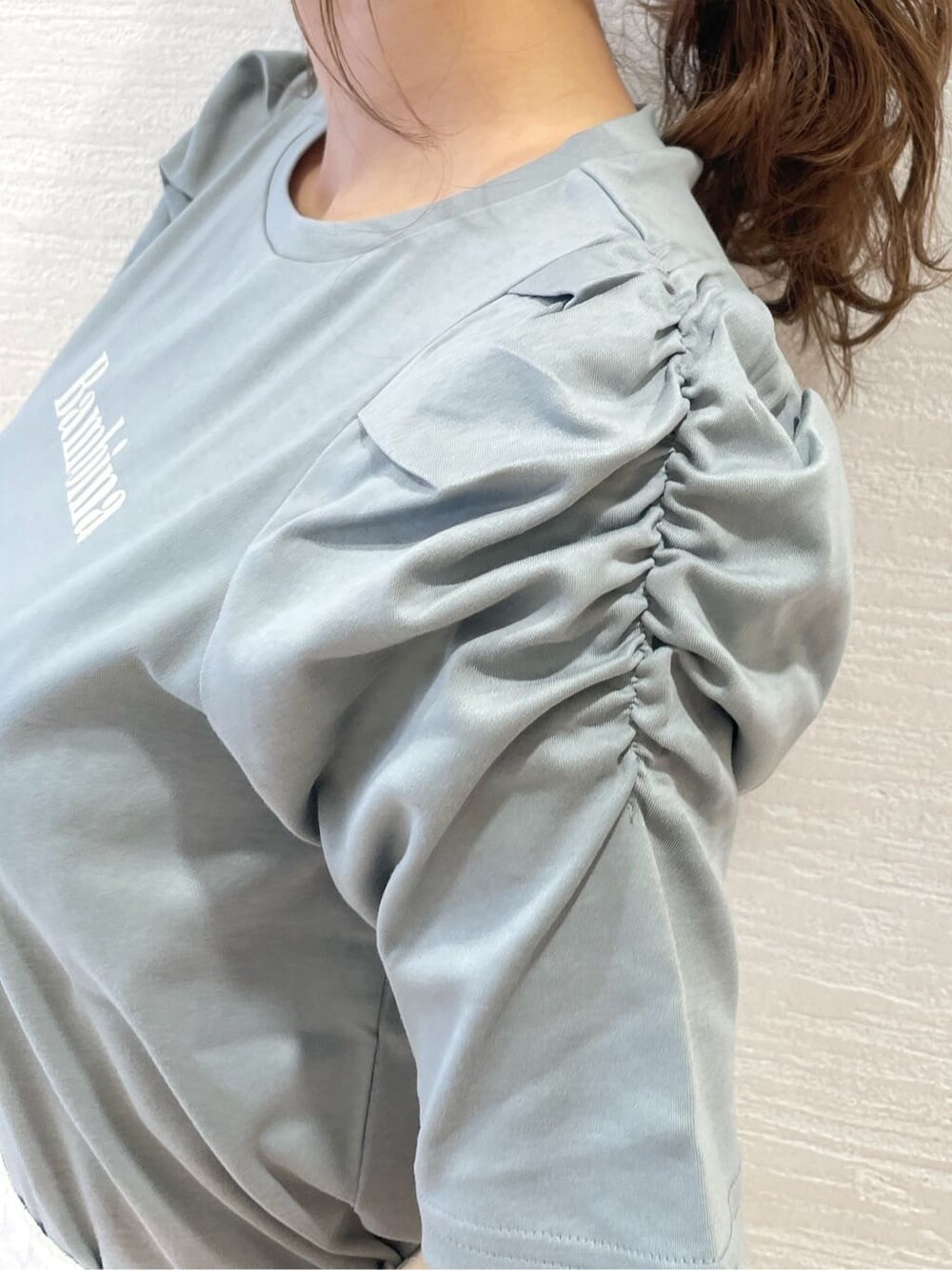 パープル系のサンダル、ホワイト系のスカート、グリーン系のTシャツ/カットソーを着用したレディースの春コーディネートの7枚目の写真