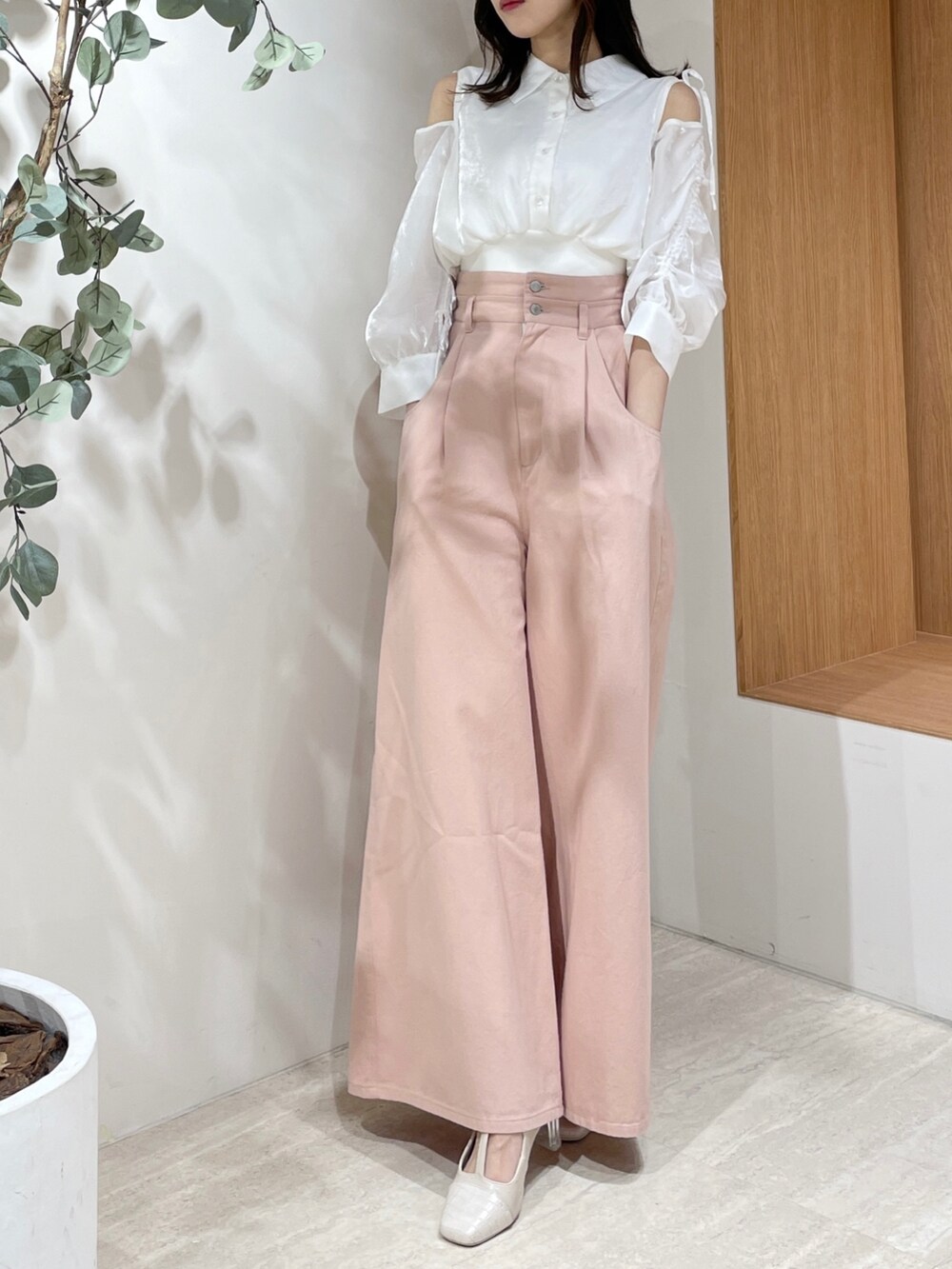 ホワイト系のシャツ/ブラウス、ピンク系のデニムパンツ、ホワイト系のパンプスを着用したレディースの春コーディネートの2枚目の写真