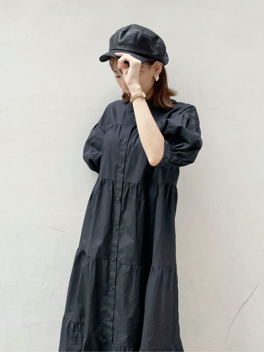 ブラック系のワンピース、ブラック系のその他シューズ、ブラック系のキャスケットを着用したレディースの秋コーディネートの4枚目の写真