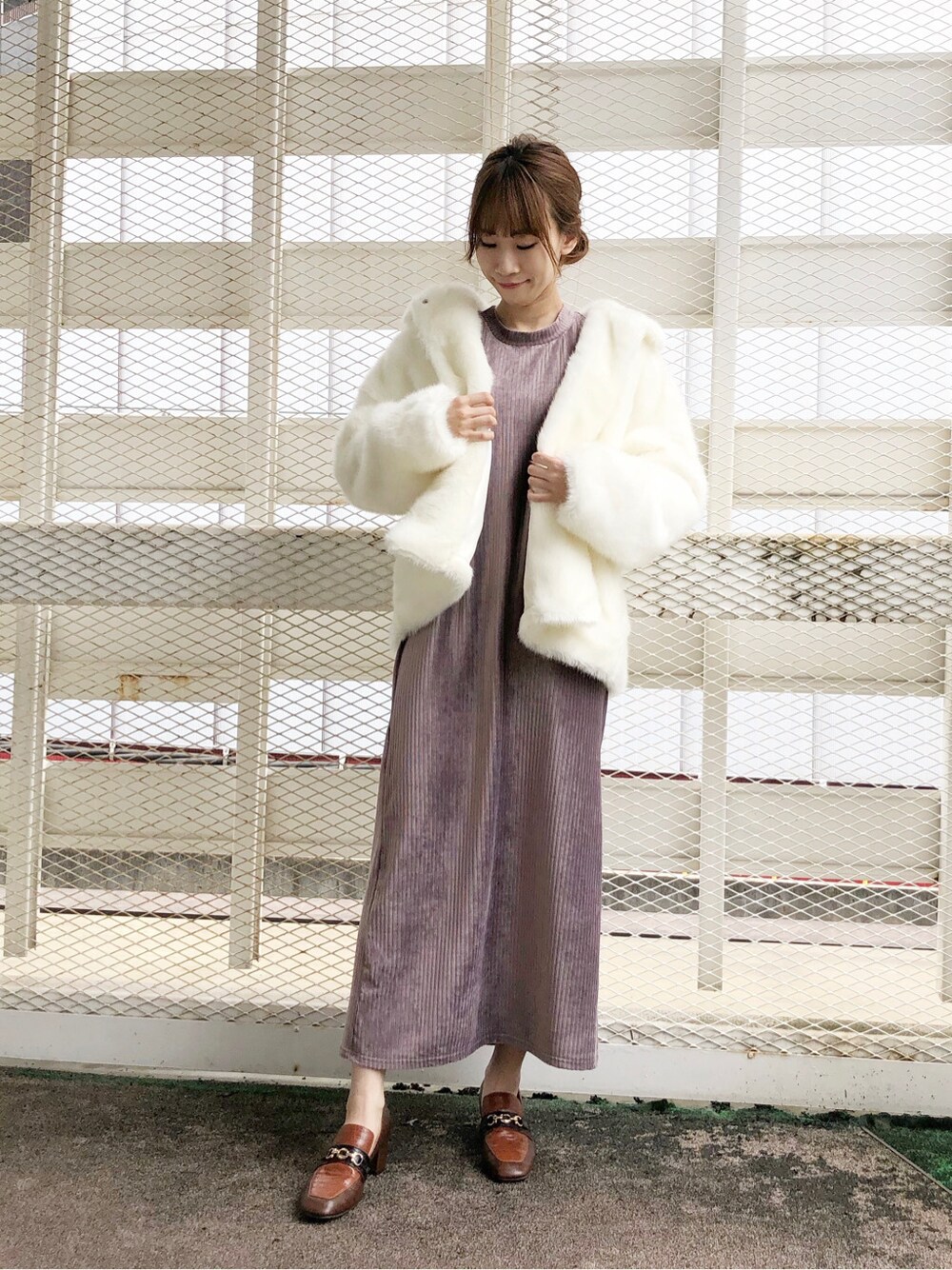 パープル系のワンピース、ブラウン系のローファー、ホワイト系のその他アウターを着用したレディースの夏コーディネートの2枚目の写真
