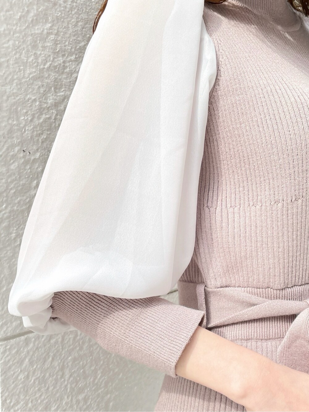 ベージュ系のワンピース、ブラック系のライダースジャケット、ブラック系のパンプスを着用したレディースの冬コーディネートの9枚目の写真