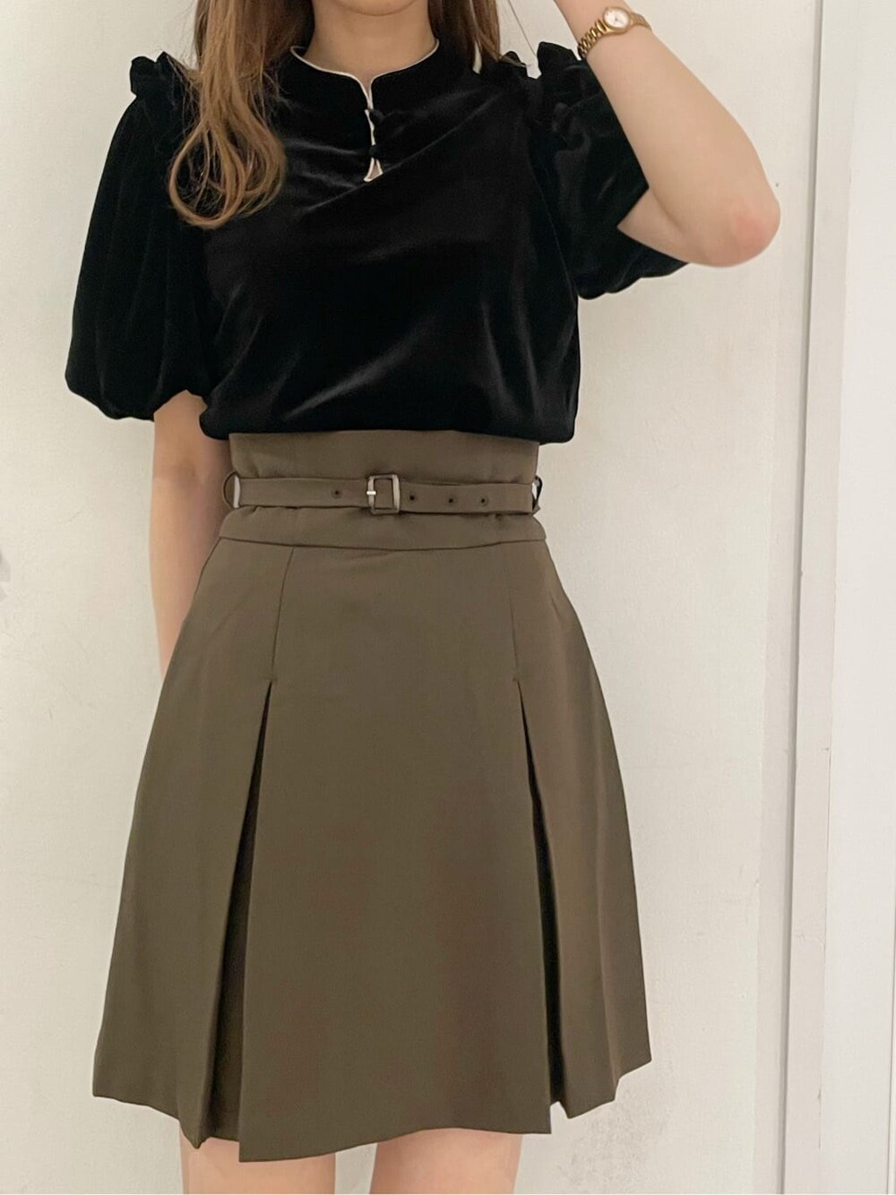 ブラウン系のスカート、ブラック系のブーツ、ブラック系のTシャツ/カットソーを着用したレディースの夏コーディネートの5枚目の写真