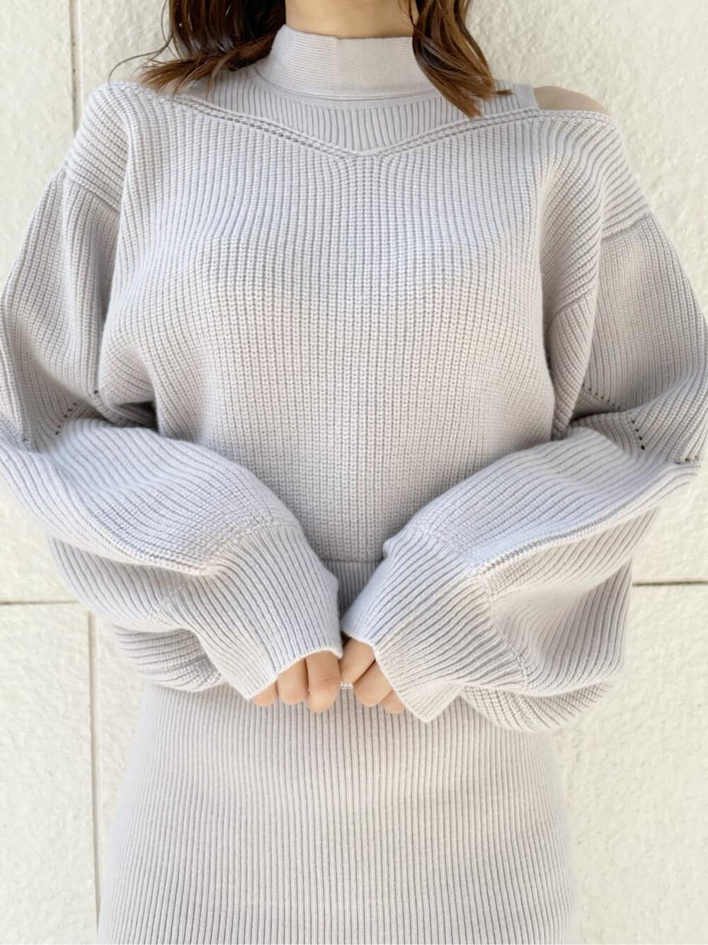 グレー系のブルゾン、ブラック系のブーツ、グレー系のワンピースを着用したレディースの秋コーディネートの8枚目の写真