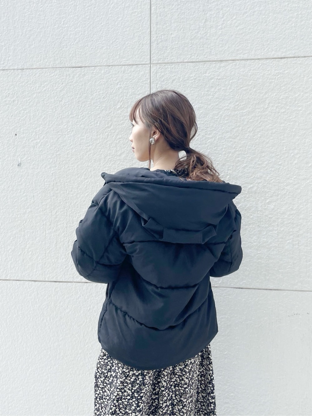 ブラック系のブルゾン、ブラック系のブーツ、ブラック系のブーツを着用したレディースの冬コーディネートの7枚目の写真