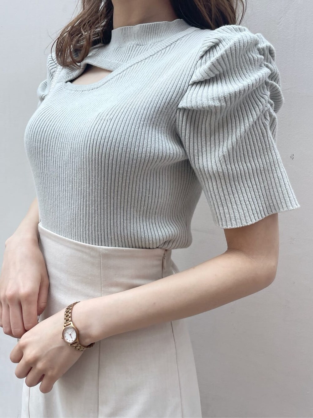 その他のサンダル、ホワイト系のショルダーバッグ、グレー系のTシャツ/カットソーを着用したレディースの春コーディネートの7枚目の写真
