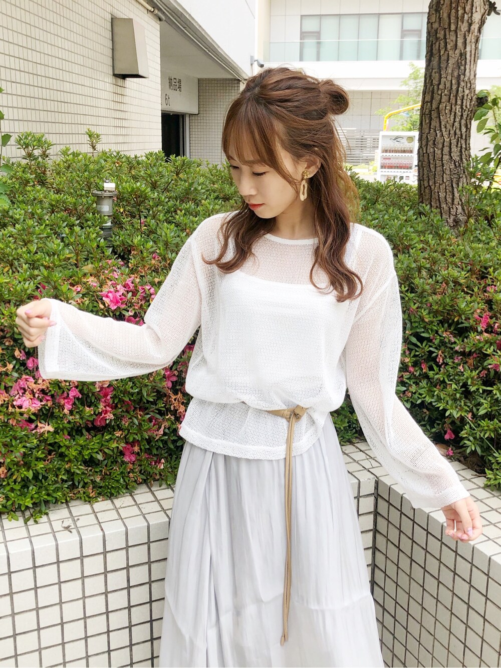 ブルー系のスカート、ホワイト系のTシャツ/カットソー、ベージュ系のサンダルを着用したレディースの夏コーディネートの3枚目の写真