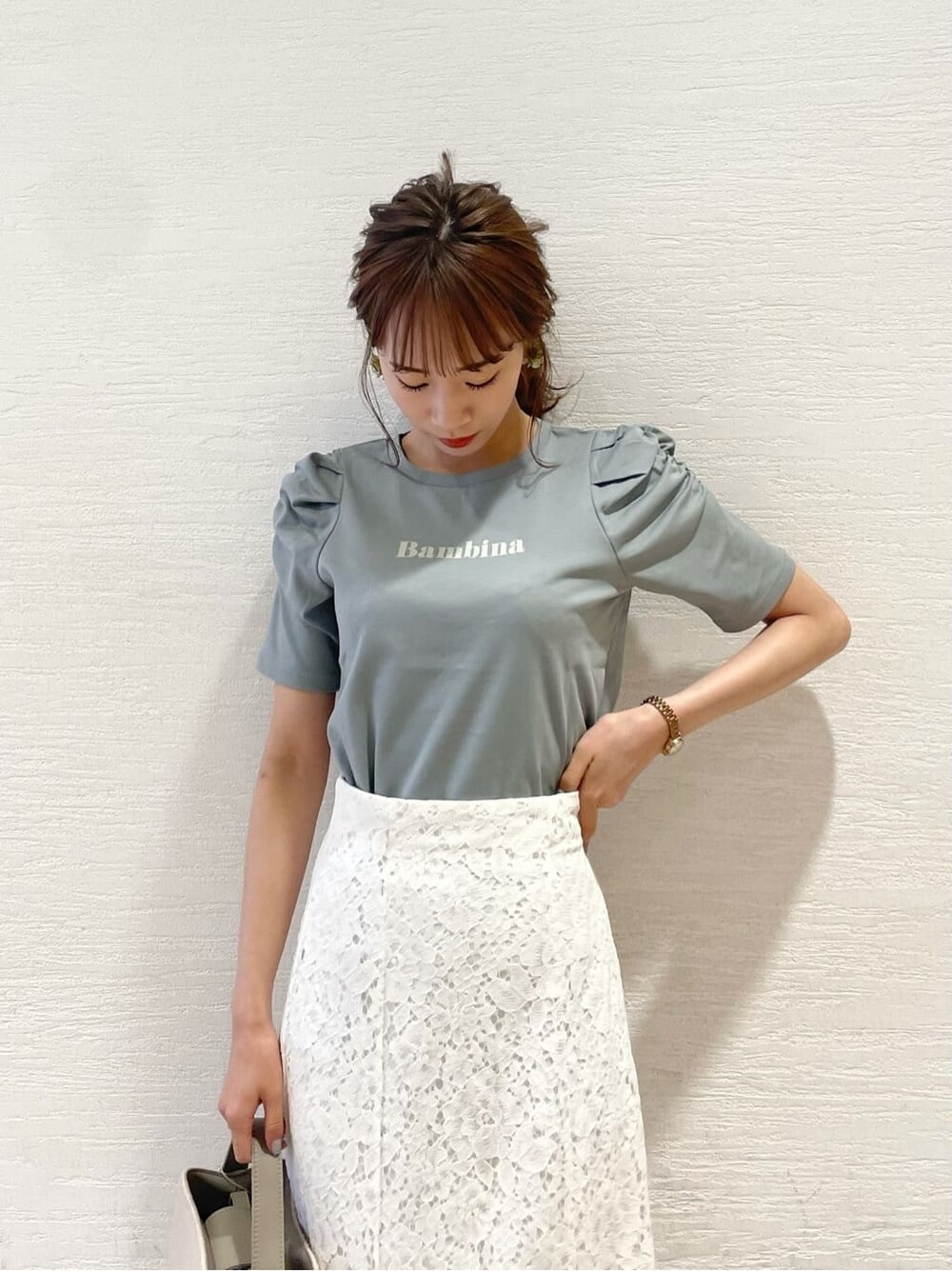 パープル系のサンダル、ホワイト系のスカート、グリーン系のTシャツ/カットソーを着用したレディースの春コーディネートの3枚目の写真