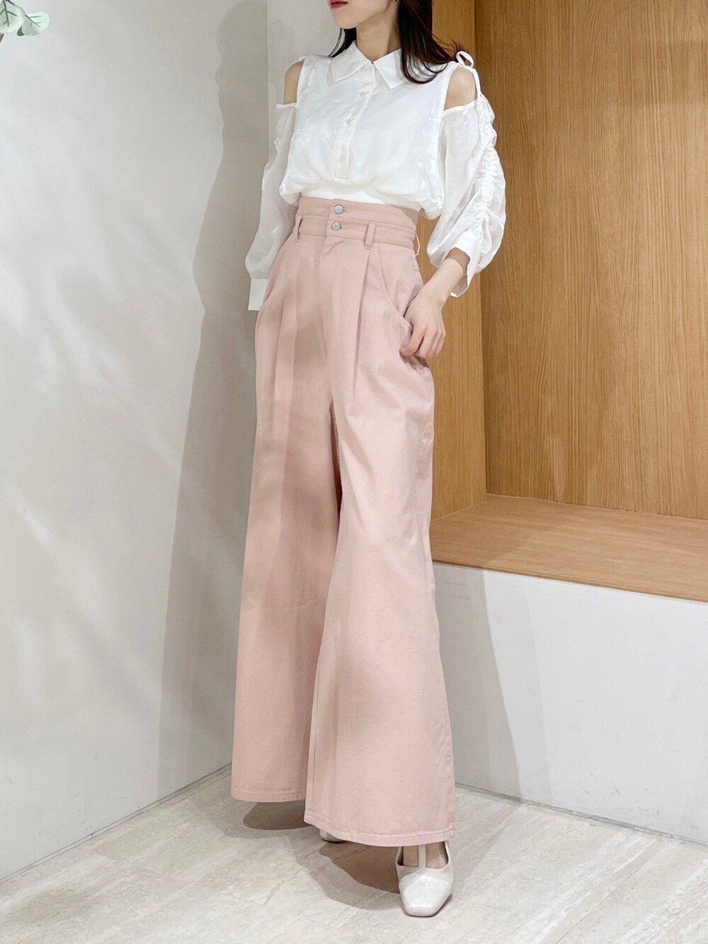 ホワイト系のシャツ/ブラウス、ピンク系のデニムパンツ、ホワイト系のパンプスを着用したレディースの春コーディネートの3枚目の写真