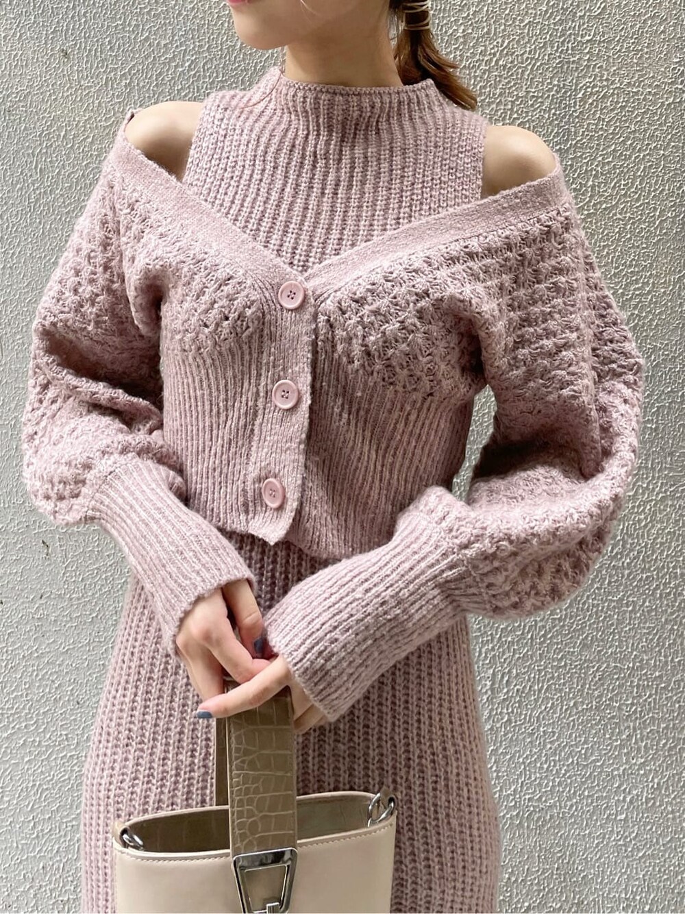 ベージュ系のワンピース、ブラック系のブーツ、ベージュ系のハンドバッグを着用したレディースの秋コーディネートの5枚目の写真