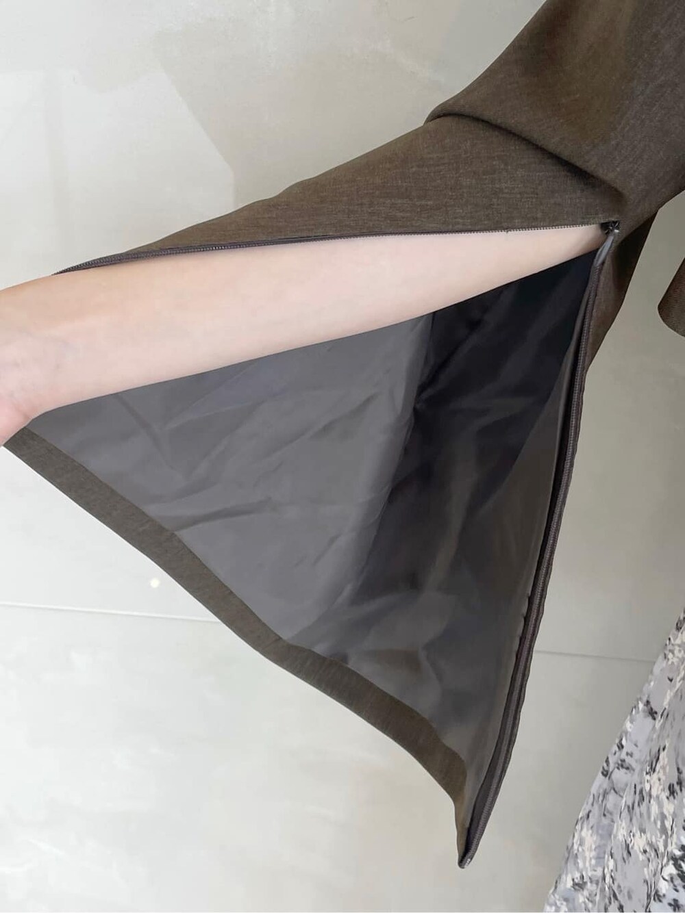 ブラウン系のその他アウター、ブラック系のパンプス、グレー系のワンピースを着用したレディースの秋コーディネートの4枚目の写真