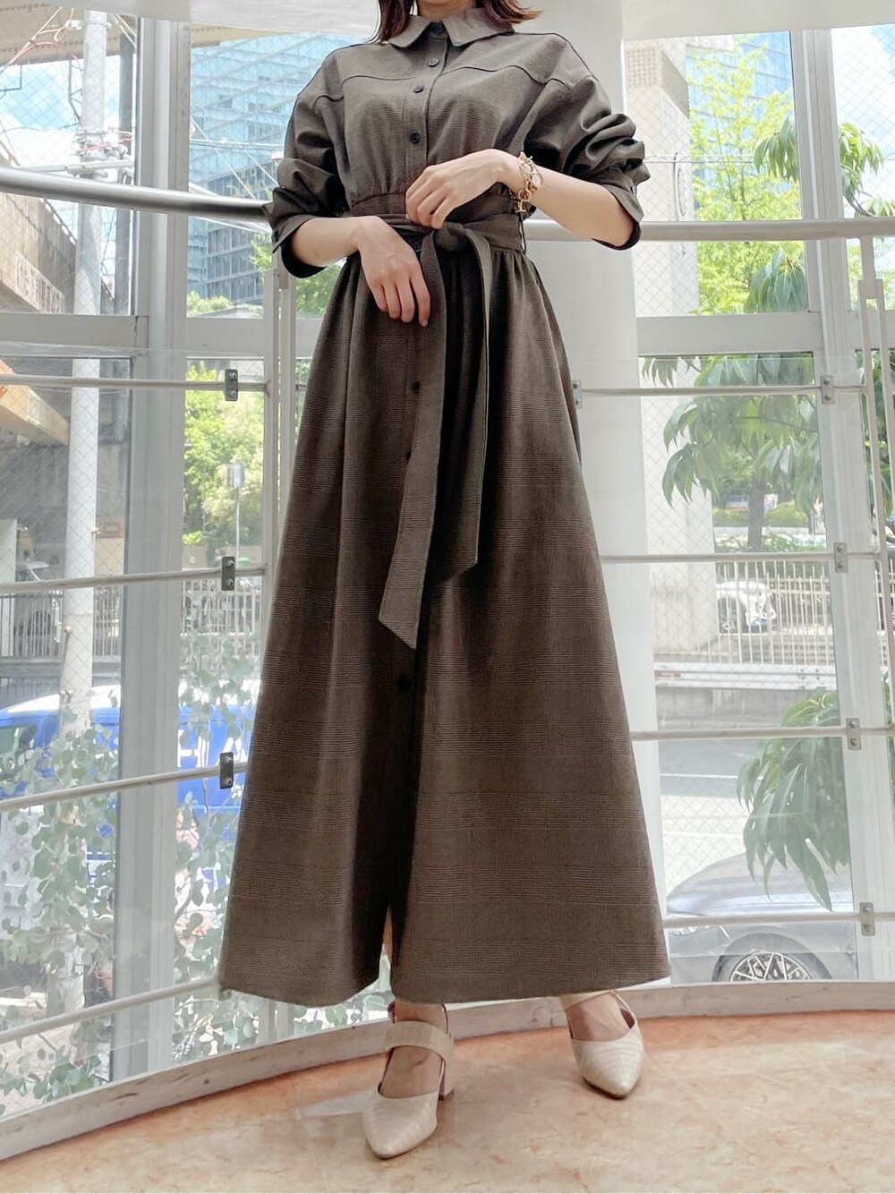 ホワイト系のパンプス、その他のワンピースを着用したレディースの秋コーディネートの8枚目の写真