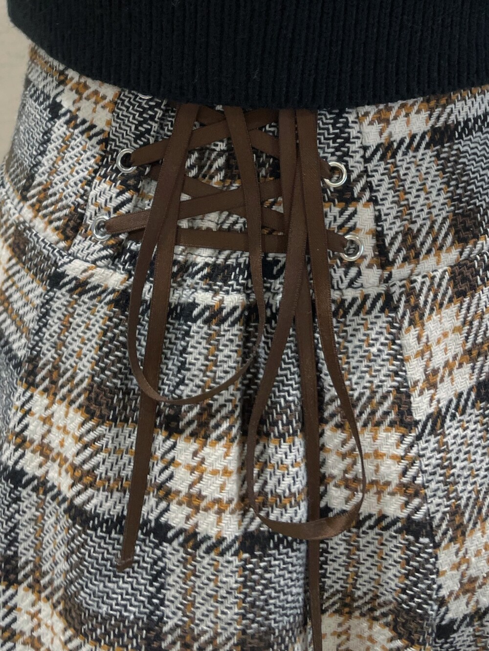 その他のスカート、ブラック系のニット/セーター、ブラック系のブーツを着用したレディースの冬コーディネートの10枚目の写真