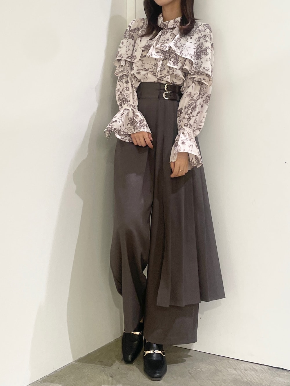 ピンク系のシャツ/ブラウス、グレー系のその他パンツ、ブラック系のローファーを着用したレディースの秋コーディネートの3枚目の写真