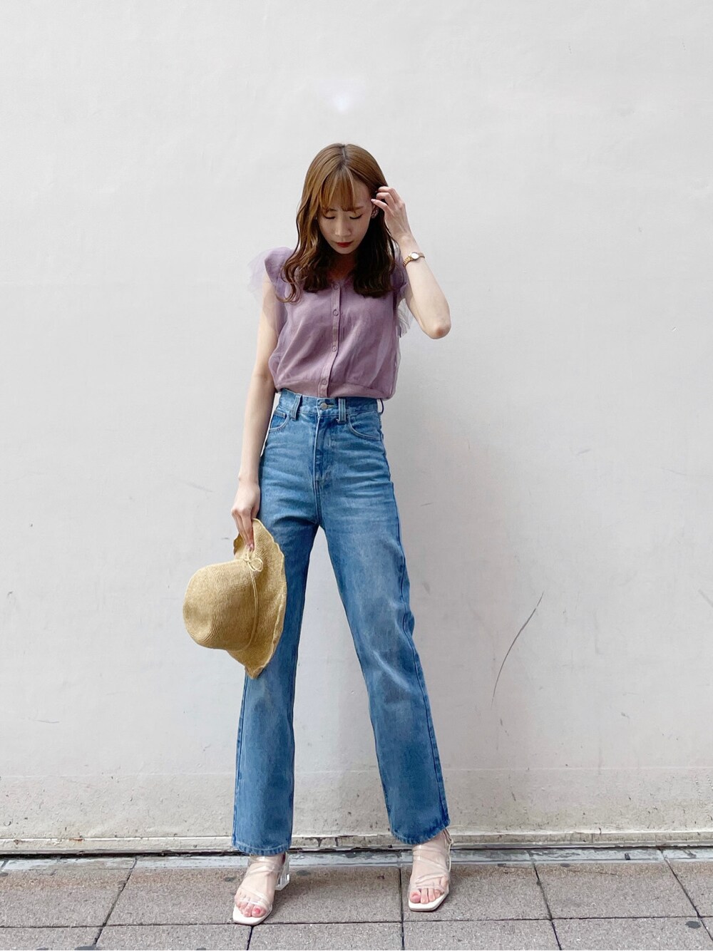 ブルー系のデニムパンツ、ピンク系のニット/セーター、その他のサンダルを着用したレディースの春コーディネートの4枚目の写真