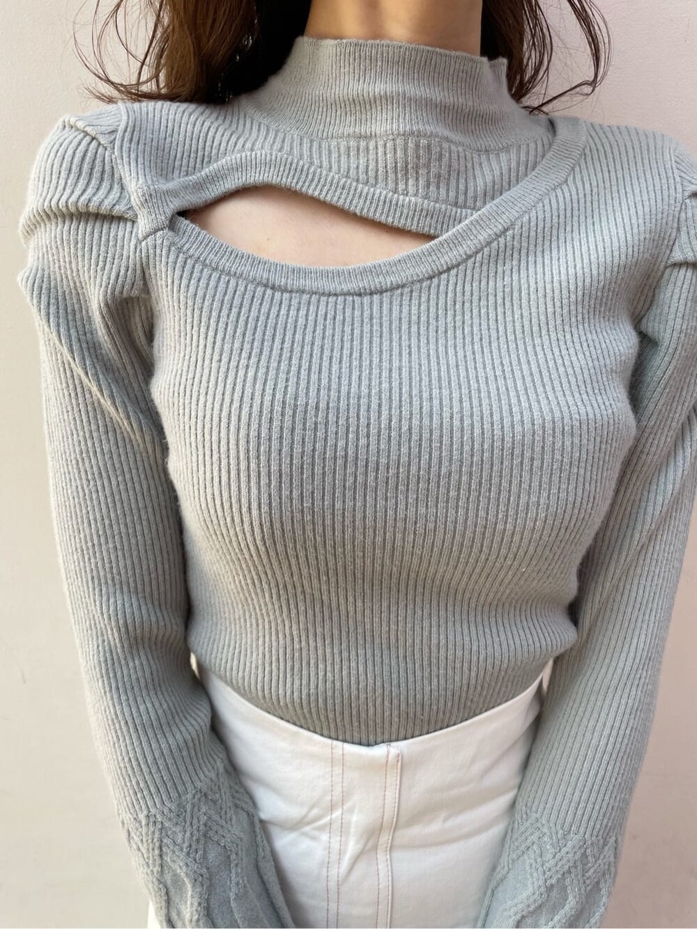 ホワイト系のスカート、ブラック系のブーツ、グリーン系のニット/セーターを着用したレディースの冬コーディネートの6枚目の写真