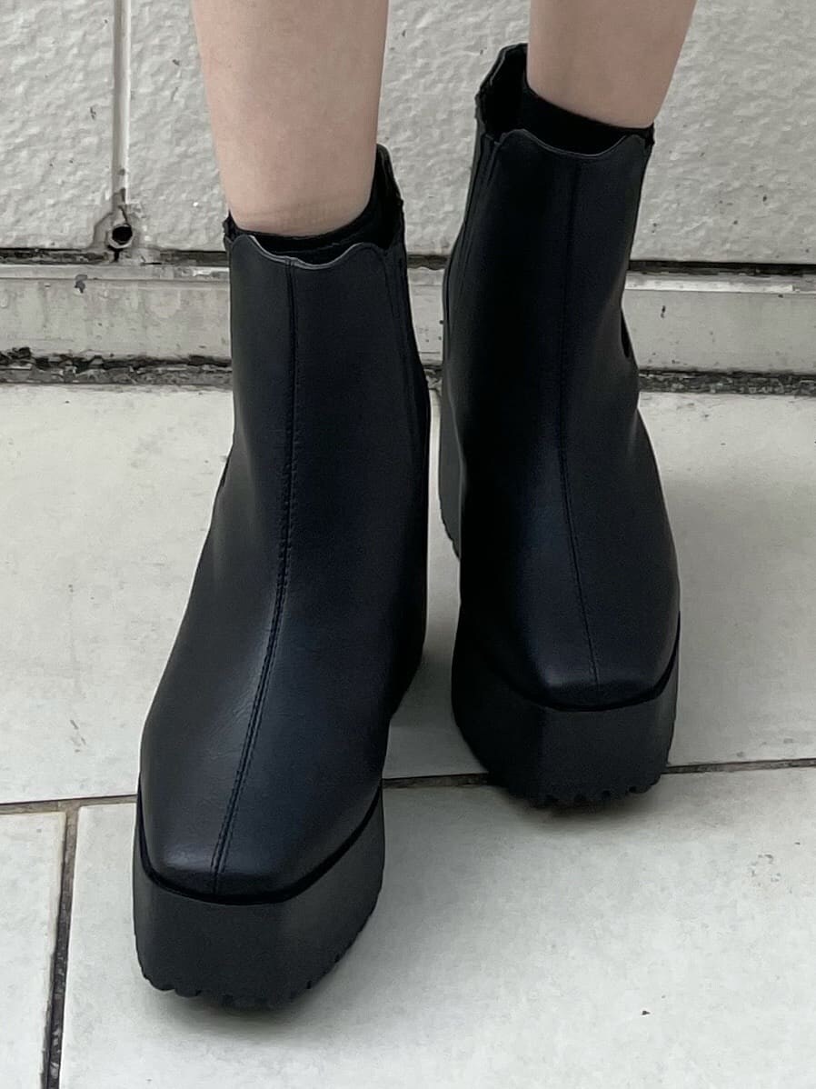 ベージュ系のスカート、ブラック系のブーツ、パープル系のニット/セーターを着用したレディースの秋コーディネートの10枚目の写真