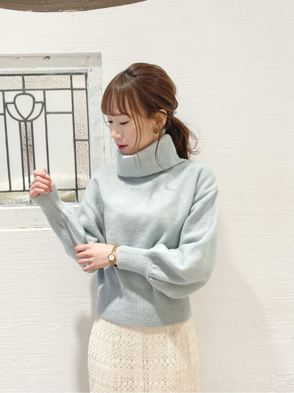 ホワイト系のスカート、ホワイト系のブーツ、ブルー系のニット/セーターを着用したレディースの冬コーディネートの5枚目の写真