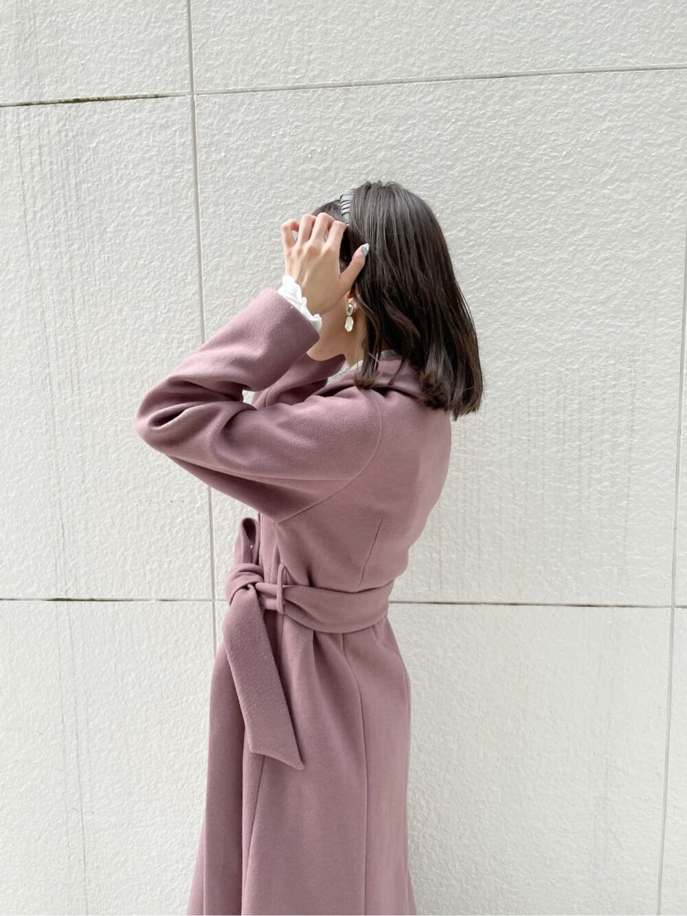 ピンク系のその他アウター、ブラック系のブーツ、ブラック系のスカートを着用したレディースの秋コーディネートの6枚目の写真