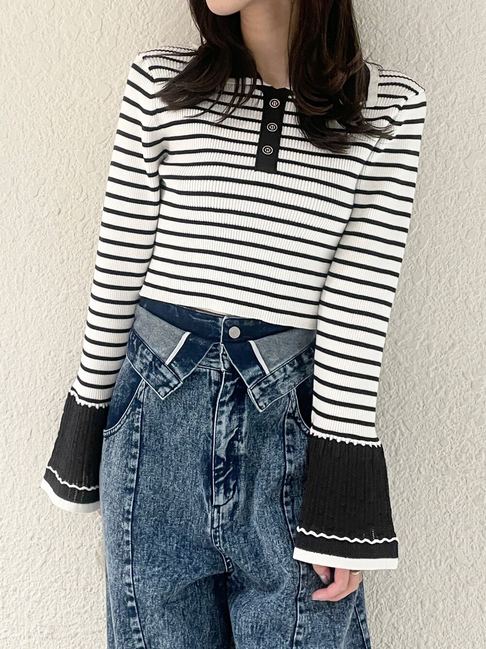 その他のデニムパンツ、その他のニット/セーター、ホワイト系のパンプスを着用したレディースの冬コーディネートの8枚目の写真