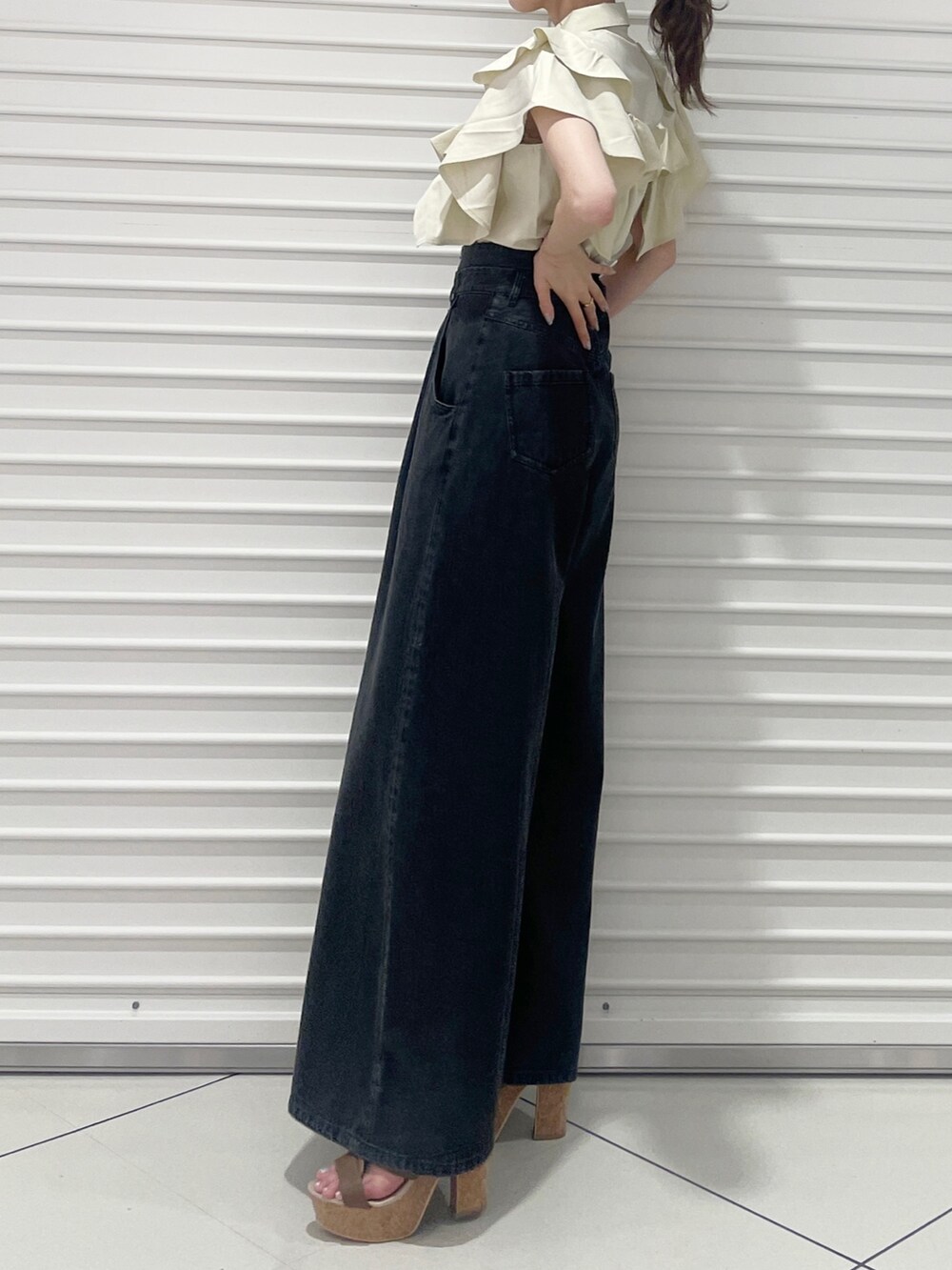 ベージュ系のシャツ/ブラウス、ブラック系のデニムパンツ、ブラウン系のサンダルを着用したレディースの夏コーディネートの3枚目の写真