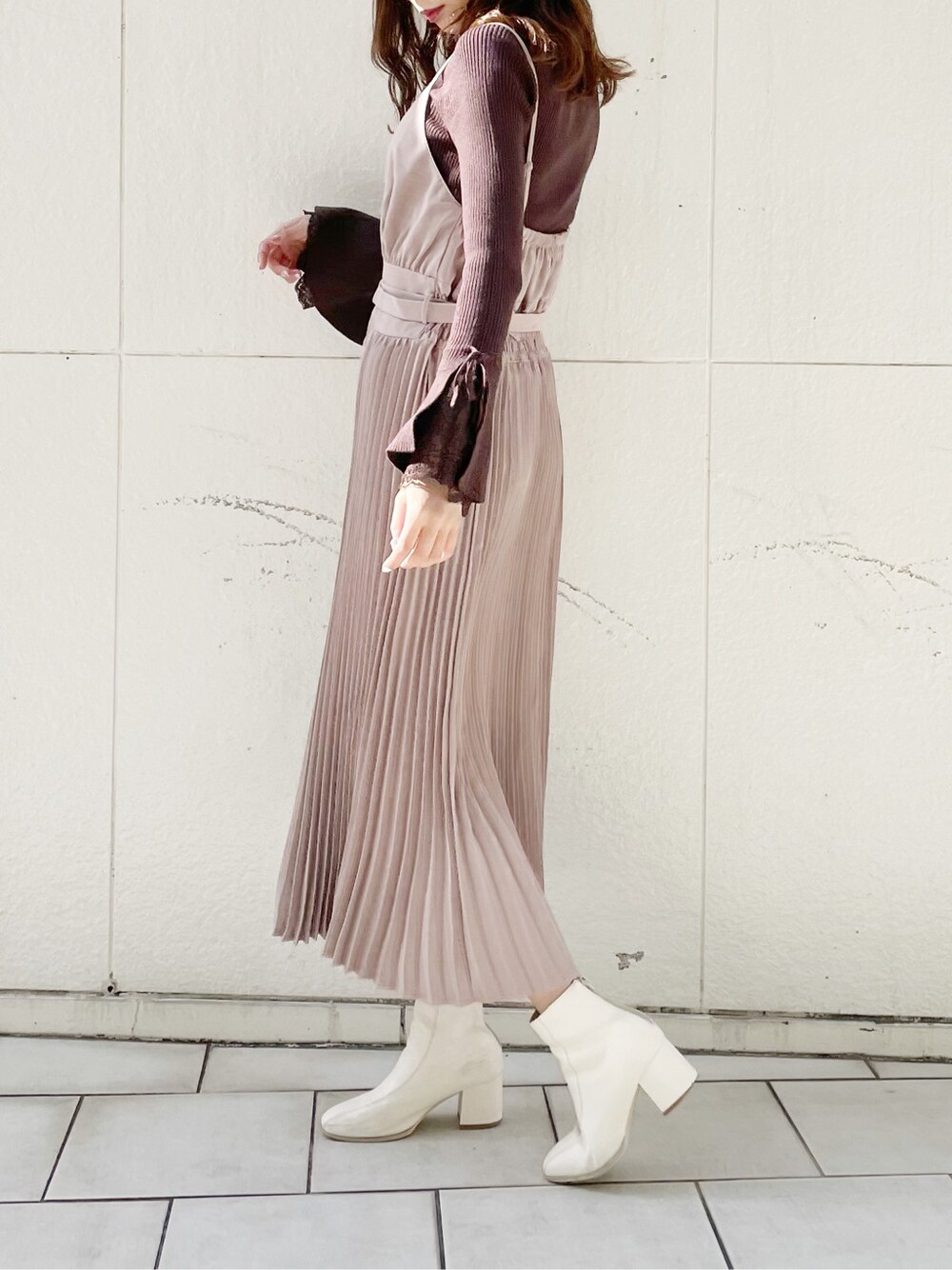 ホワイト系のブーツ、ブラウン系のニット/セーター、ブラウン系のニット/セーターを着用したレディースの冬コーディネートの3枚目の写真