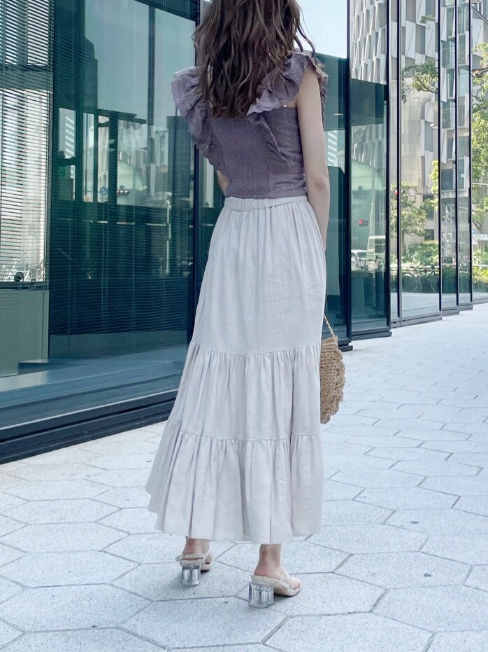 ベージュ系のシャツ/ブラウス、ベージュ系のスカート、その他のサンダルを着用したレディースの春コーディネートの4枚目の写真