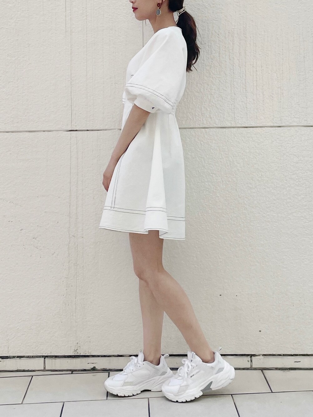 ホワイト系のスニーカー、ホワイト系のワンピースを着用したレディースの春コーディネートの2枚目の写真