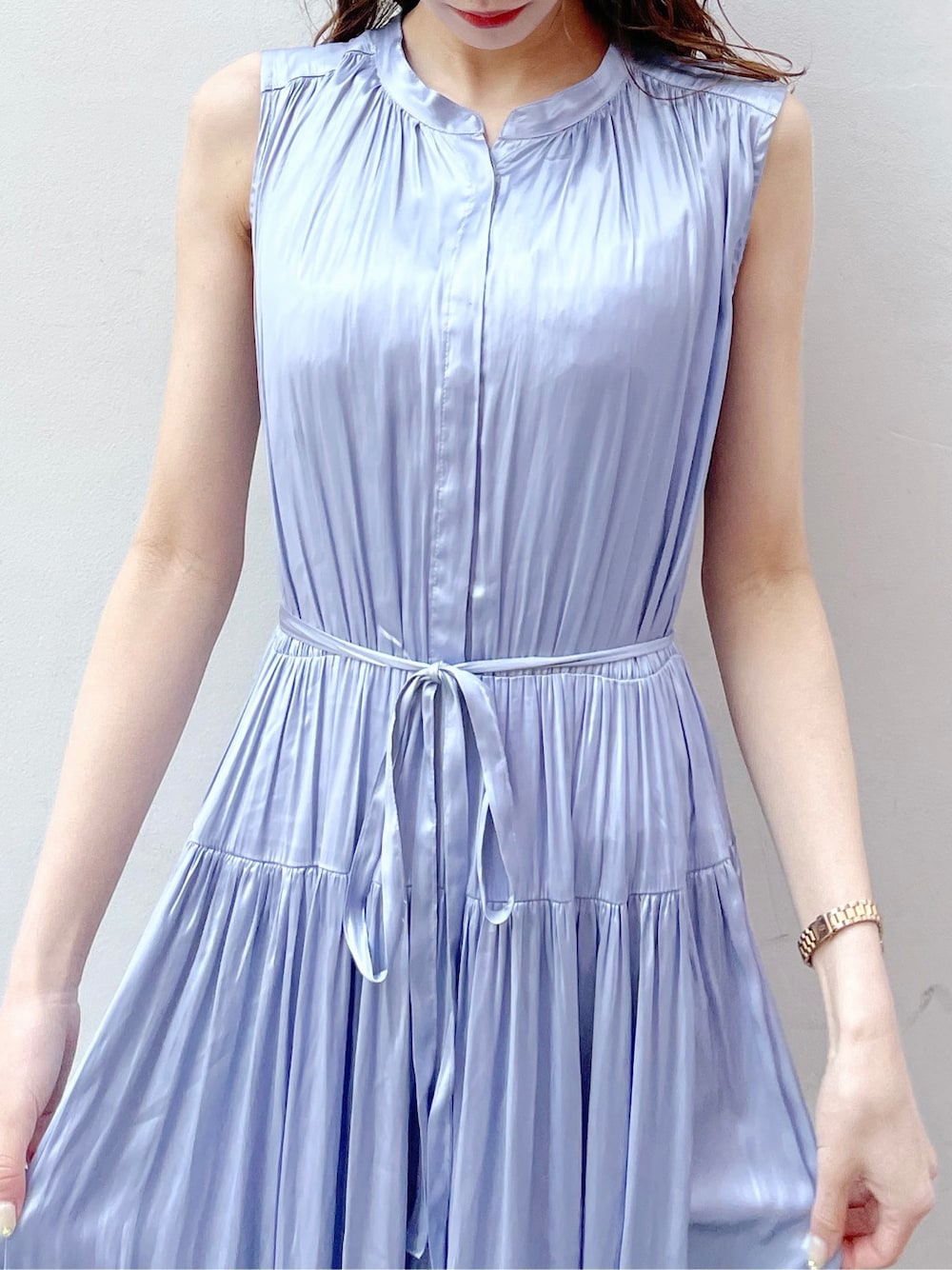 ブルー系のシャツ/ブラウス、ブルー系のワンピース、ホワイト系のパンプスを着用したレディースの春コーディネートの7枚目の写真