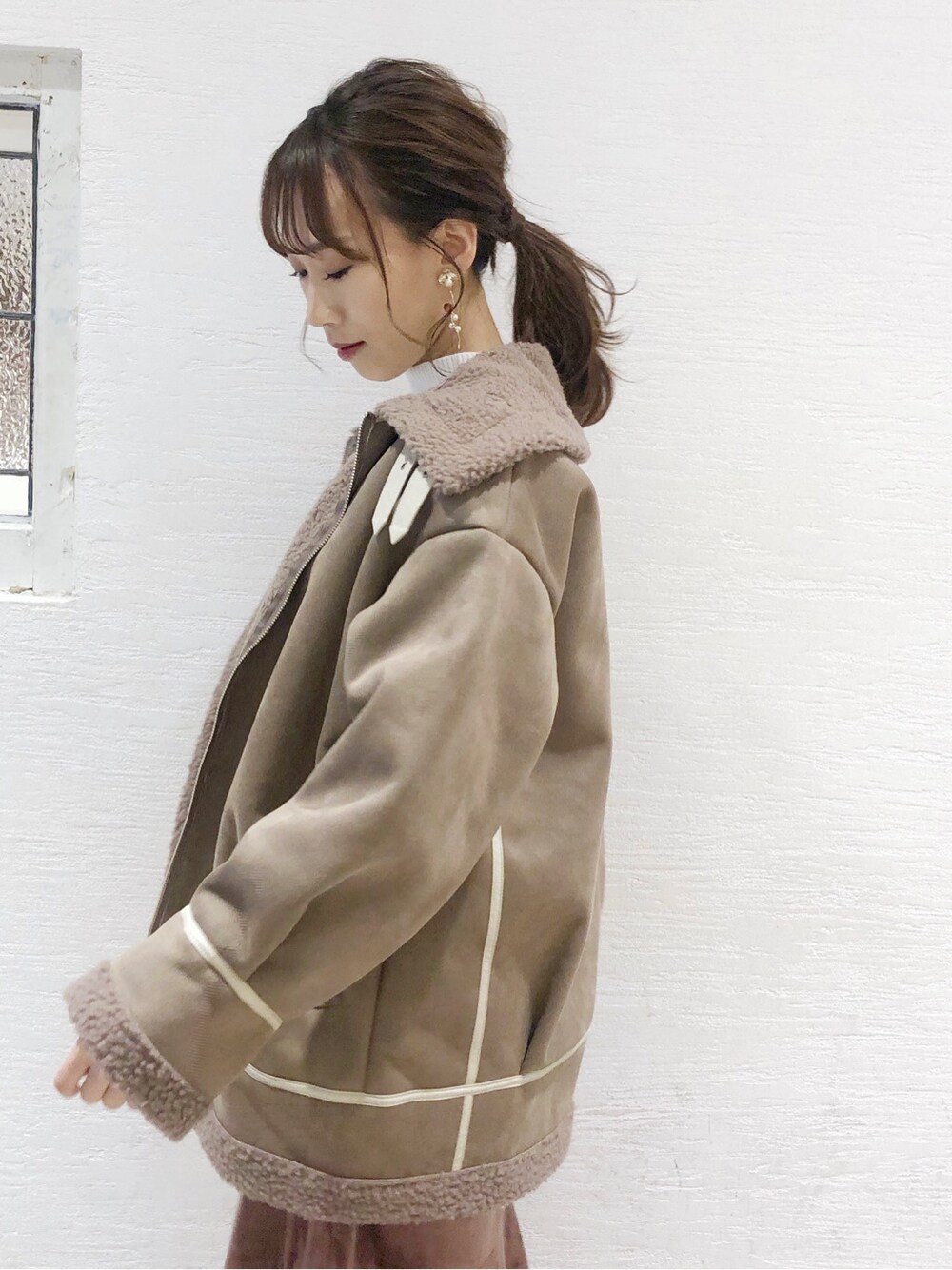 ピンク系のワンピース、ブラウン系のブーツ、ベージュ系のブルゾンを着用したレディースの秋コーディネートの4枚目の写真