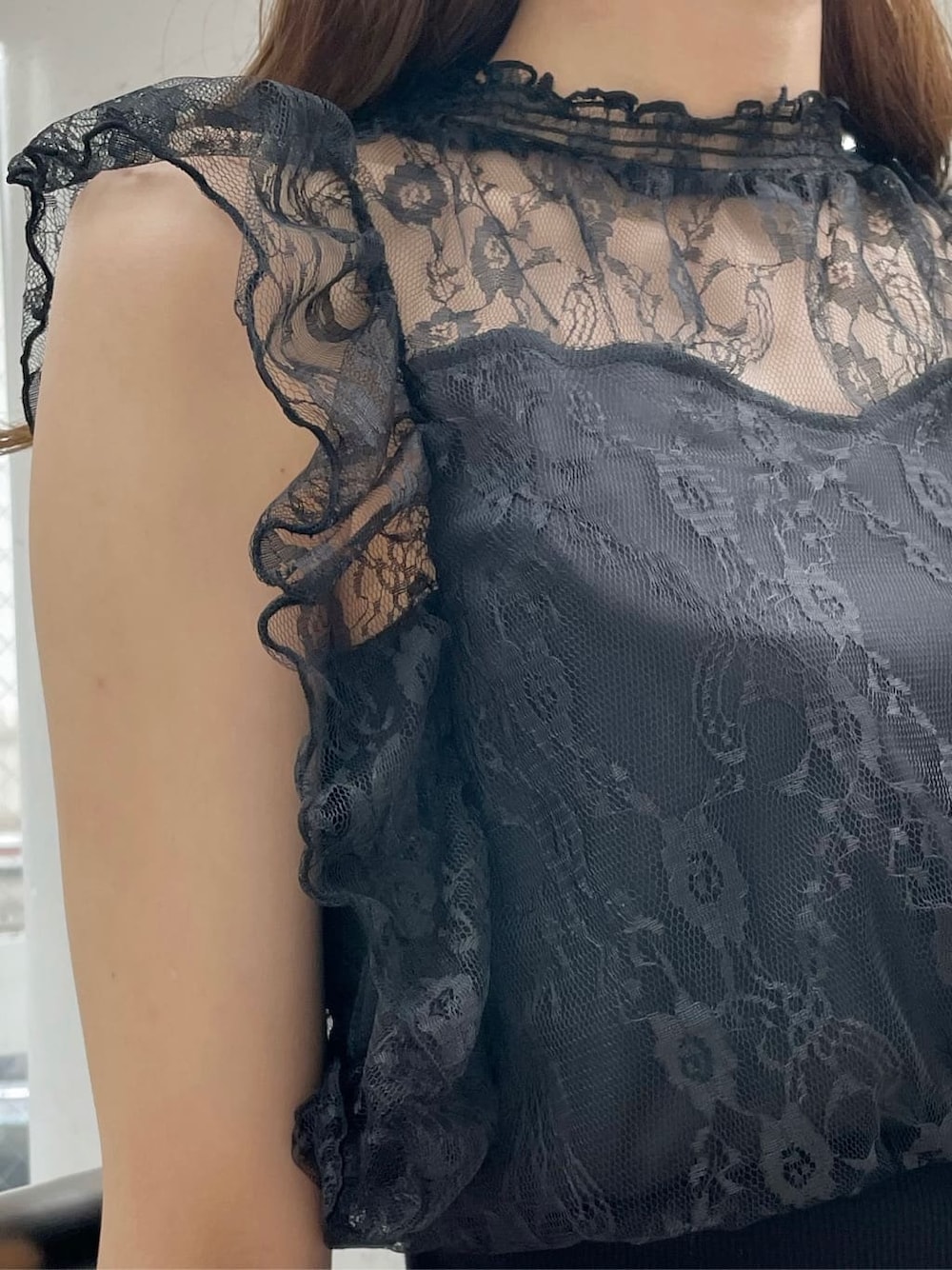 ブラック系のハンドバッグ、ブラック系のシャツ/ブラウス、ブルー系のスカートを着用したレディースの夏コーディネートの6枚目の写真