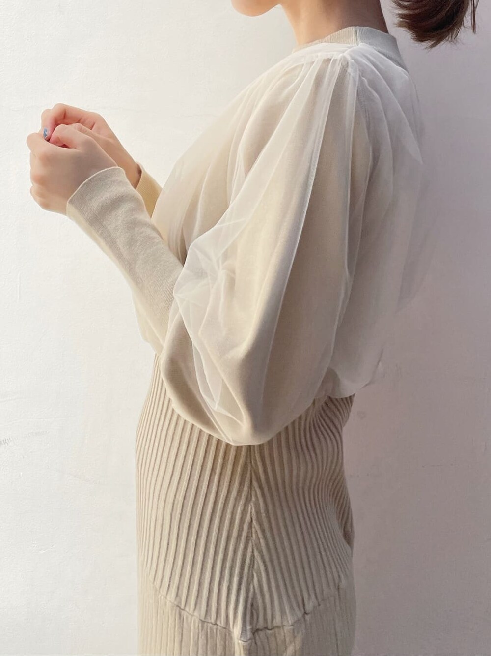 ブラウン系のブーツ、ブラウン系のブルゾン、ベージュ系のワンピースを着用したレディースの秋コーディネートの8枚目の写真