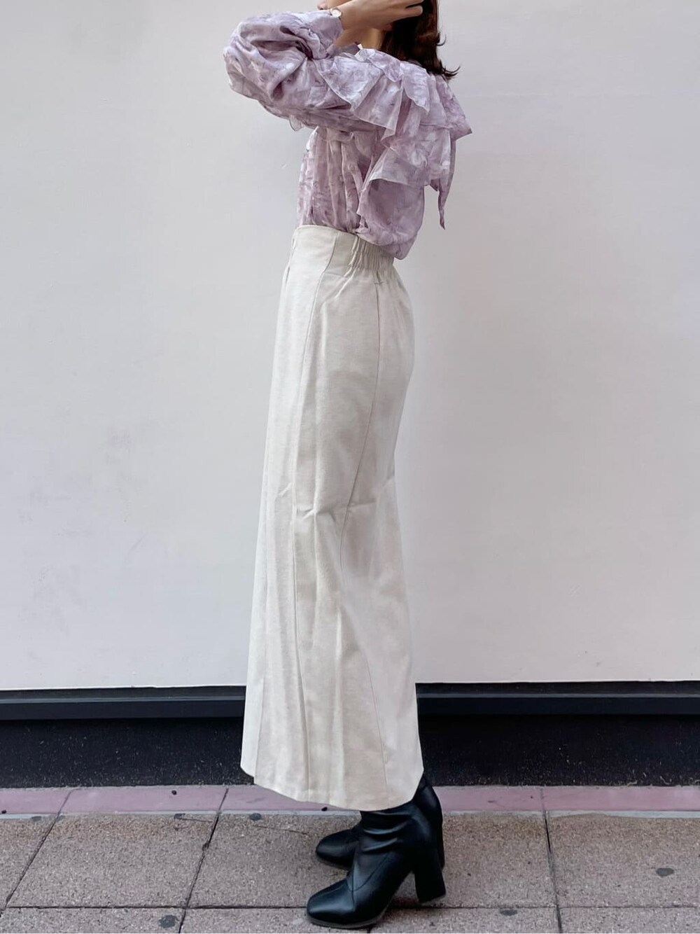 ブラック系のブーツ、ホワイト系のスカート、パープル系のシャツ/ブラウスを着用したレディースの秋コーディネートの2枚目の写真