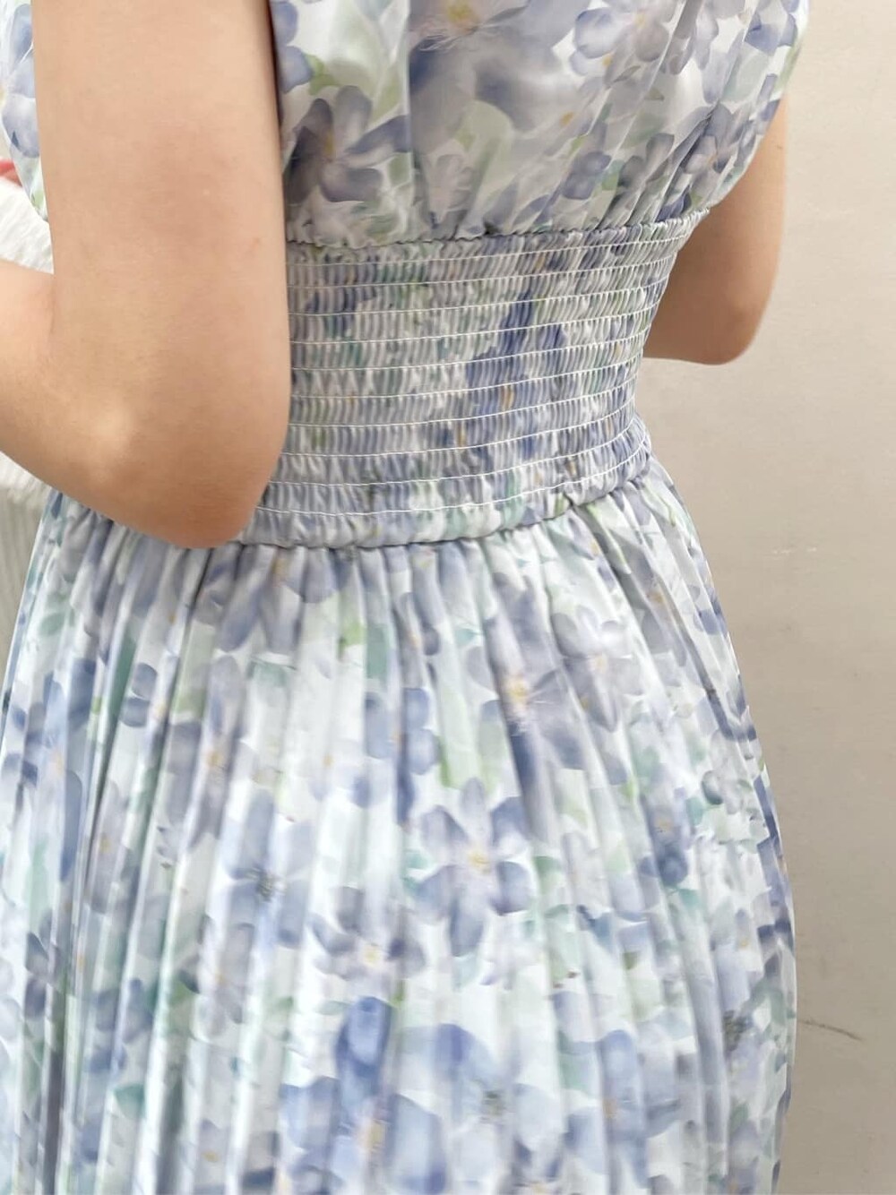 ホワイト系のカーディガン/ボレロ、ブルー系のワンピース、ベージュ系のサンダルを着用したレディースの夏コーディネートの8枚目の写真