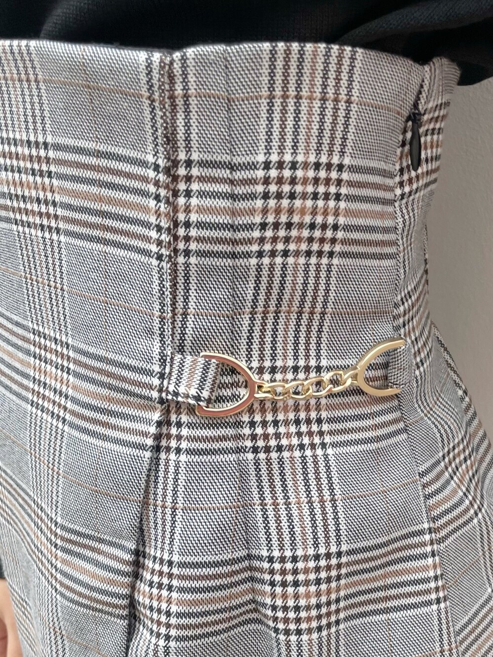 ブラック系のブーツ、ブラック系のニット/セーター、その他のスカートを着用したレディースの冬コーディネートの9枚目の写真