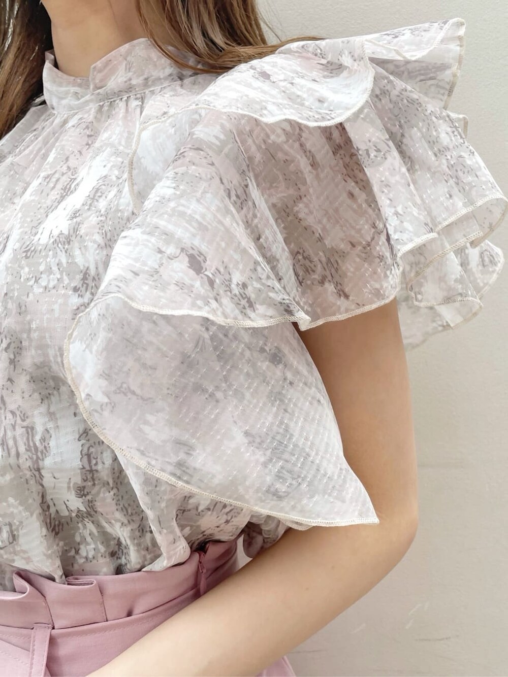 パープル系のサンダル、ホワイト系のショルダーバッグ、ベージュ系のシャツ/ブラウスを着用したレディースの夏コーディネートの7枚目の写真