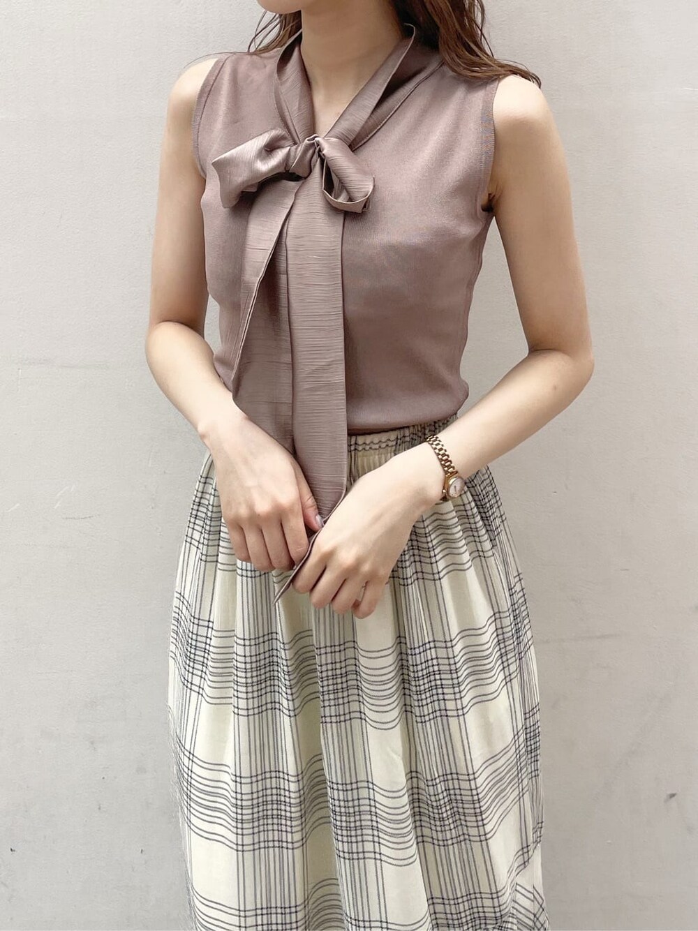 ブラウン系のサンダル、ベージュ系のニット/セーターを着用したレディースの夏コーディネートの5枚目の写真