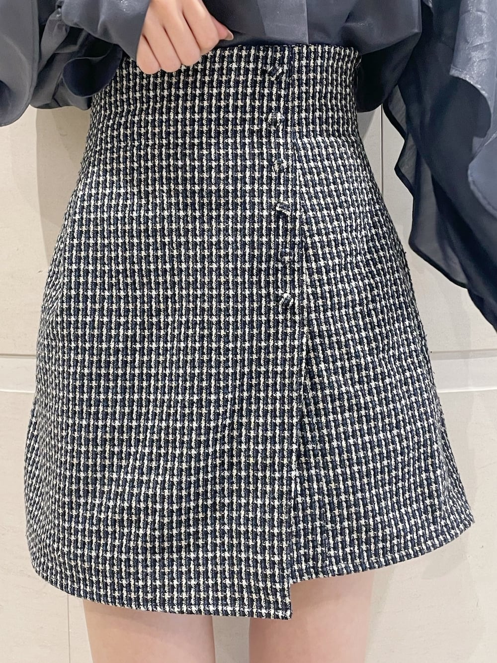 ブルー系のシャツ/ブラウス、ブルー系のスカート、ブラック系のブーツを着用したレディースの秋コーディネートの8枚目の写真