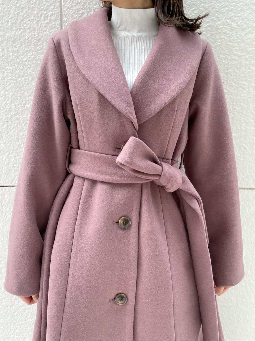 ピンク系のその他アウター、ブラック系のブーツ、ブラック系のスカートを着用したレディースの秋コーディネートの5枚目の写真