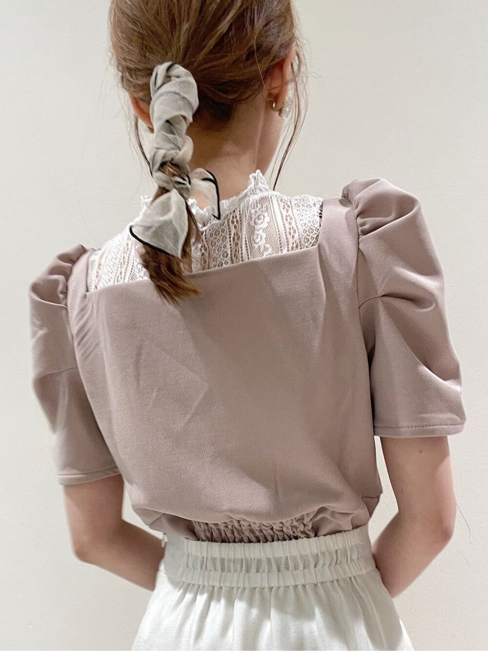 パープル系のサンダル、ベージュ系のスカート、ピンク系のTシャツ/カットソーを着用したレディースの春コーディネートの6枚目の写真