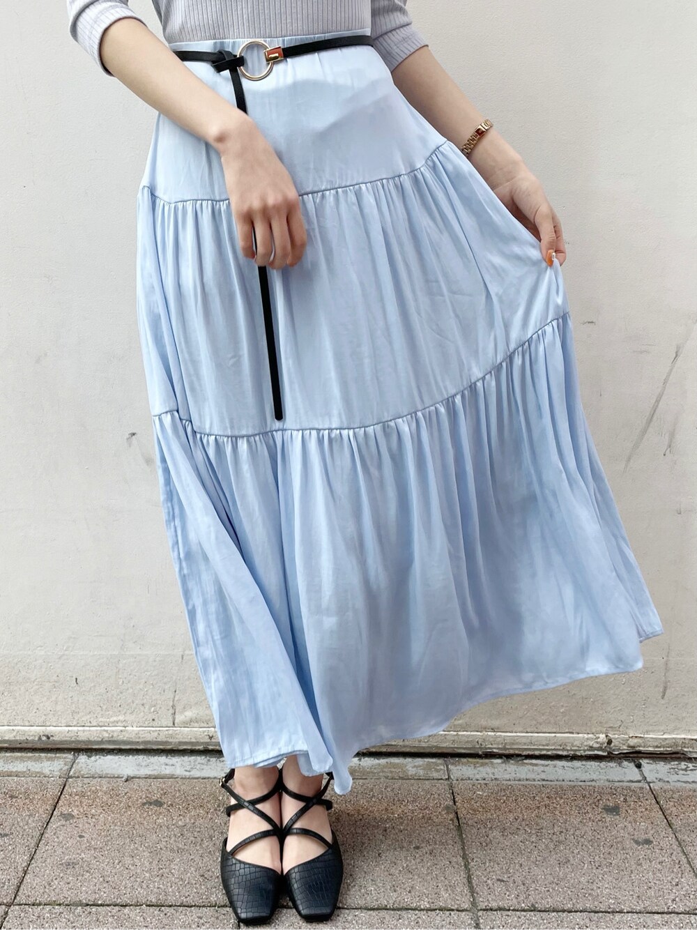 ホワイト系のシャツ/ブラウス、ブルー系のワンピース、ブラック系のパンプスを着用したレディースの冬コーディネートの9枚目の写真