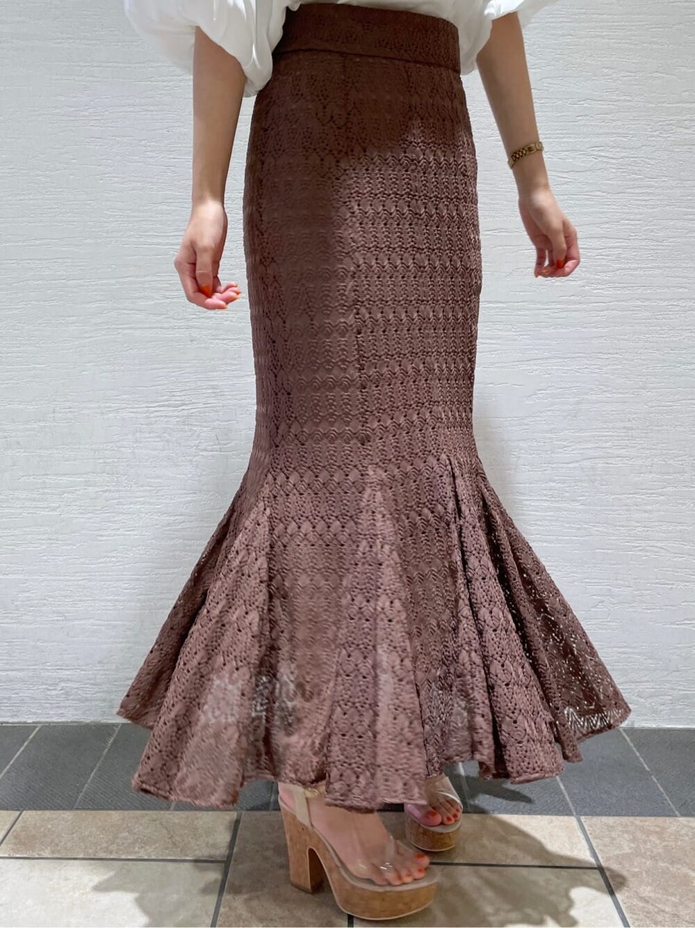 ブラウン系のスカート、ブラウン系のスカート、ホワイト系のシャツ/ブラウスを着用したレディースの夏コーディネートの8枚目の写真