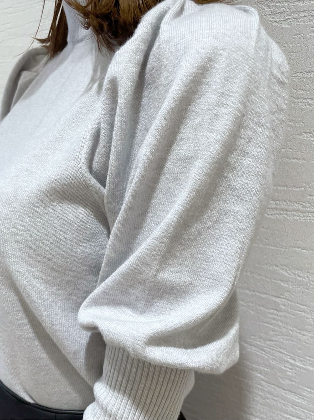 ブラック系のスカート、ブラック系のショルダーバッグ、グレー系のニット/セーターを着用したレディースの秋コーディネートの8枚目の写真