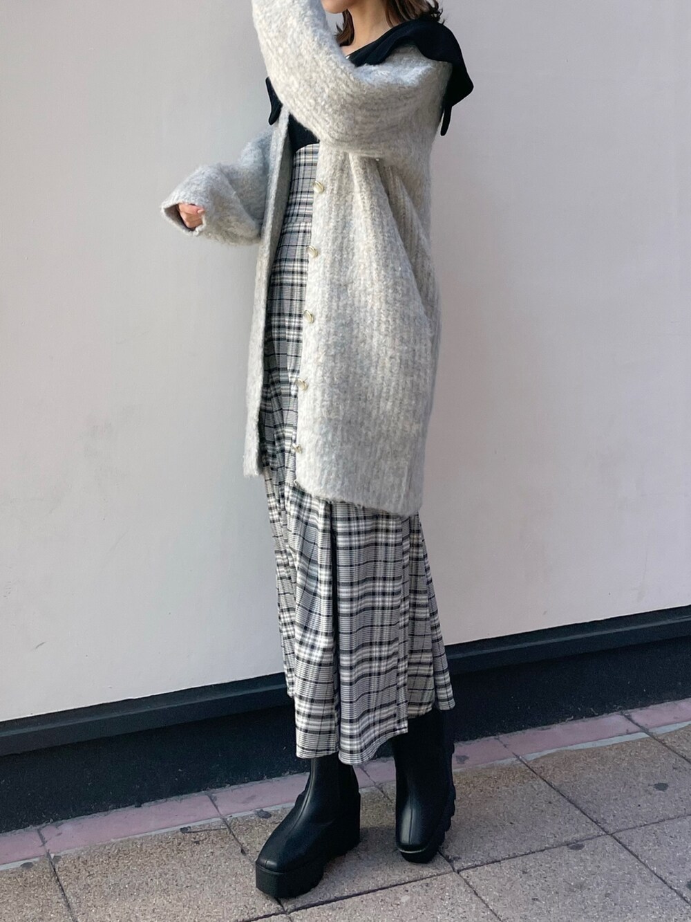 ブルー系のカーディガン/ボレロ、グレー系のワンピース、ブラック系のブーツを着用したレディースの冬コーディネートの2枚目の写真