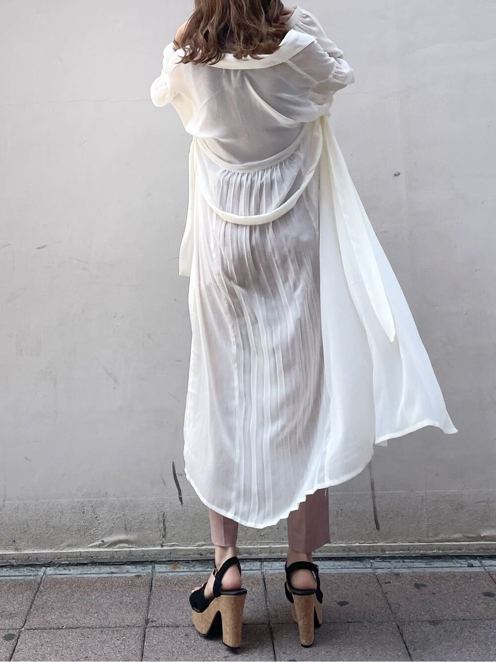 ブラック系のサンダル、ホワイト系のシャツ/ブラウス、パープル系のニット/セーターを着用したレディースの春コーディネートの4枚目の写真